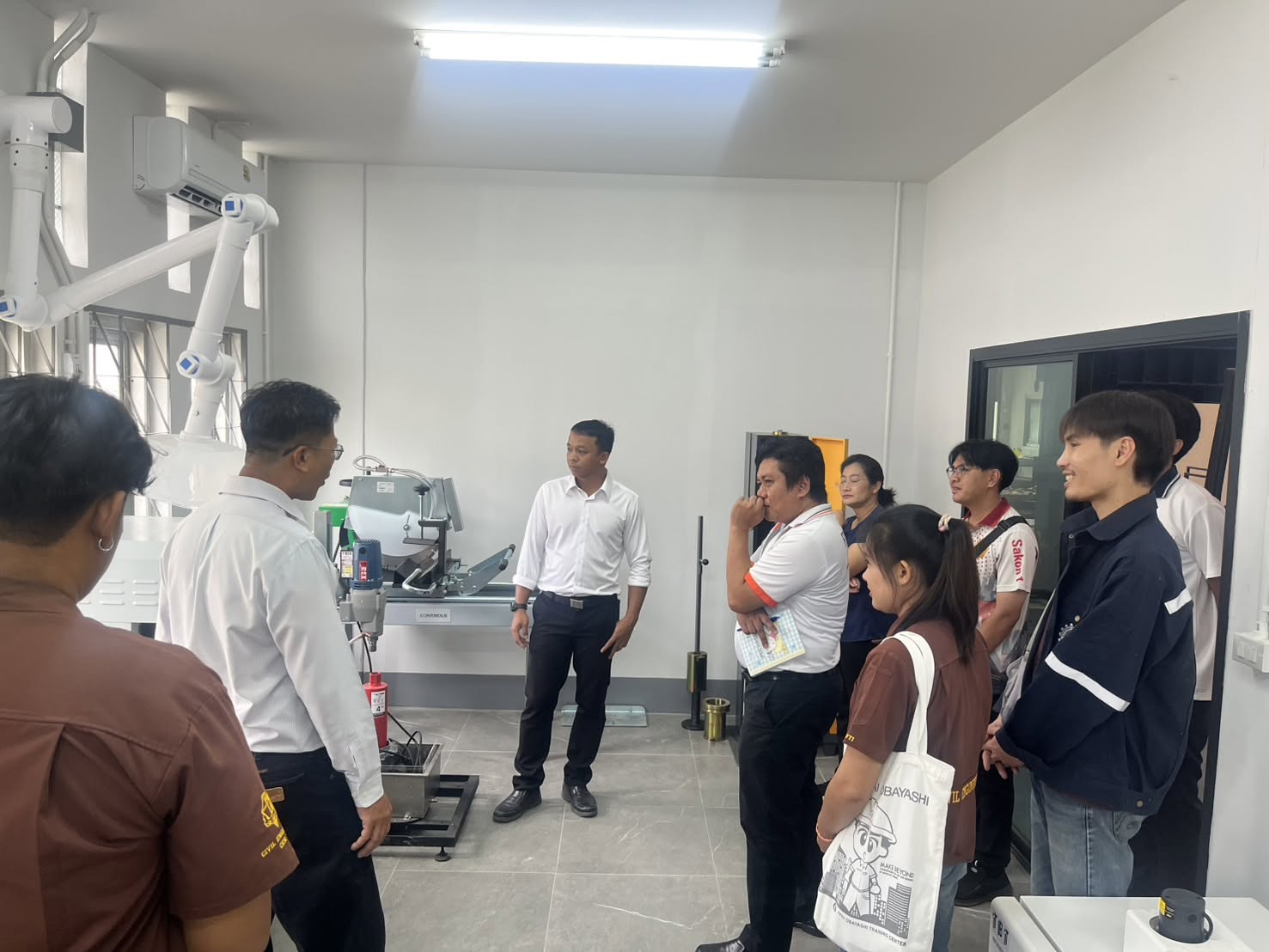 สาขาวิศวกรรมโยธา คณะอุตสาหกรรมและเทคโนโลยี ลงพื้นที่ศึกษาดูงานห้องปฏิบัติการและศูนย์กลางการแลกเปลี่ยนองค์ความรู้ด้านวัสดุการทาง ณ ห้องปฏิบัติแอสฟัลต์ขั้นสูง คณะวิศวกรรมศาสตร์ มหาวิทยาลัยนครพนม