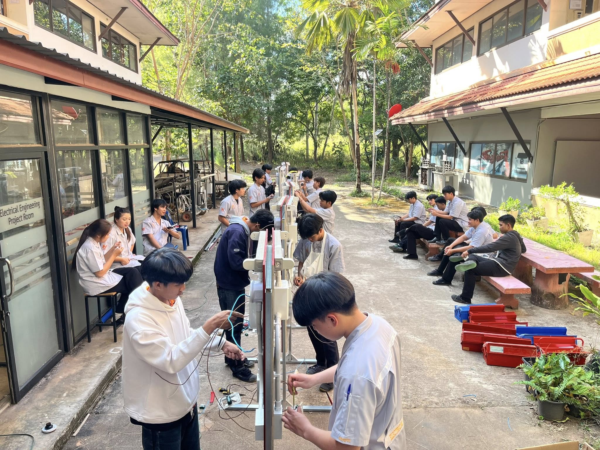 คณะอุตสาหกรรมและเทคโนโลยี จัดกิจกรรมอบรมเชิงปฎิบัติการการติดตั้งไฟฟ้าภายในอาคาร เพื่อพัฒนาศักยภาพและมาตรฐานอาชีพแก่นักศึกษา