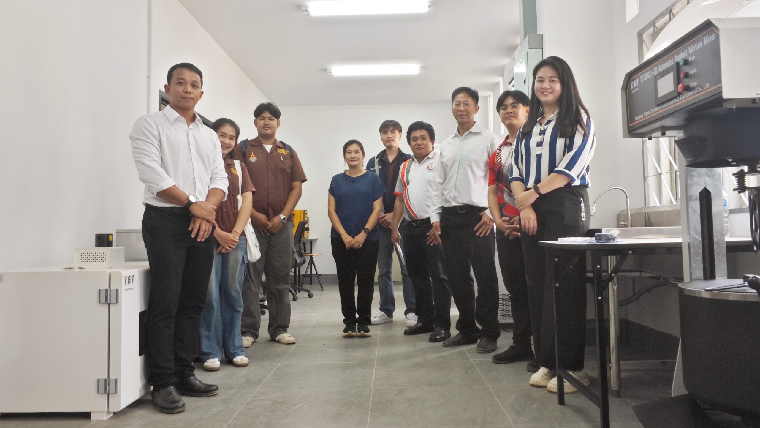 สาขาวิศวกรรมโยธา คณะอุตสาหกรรมและเทคโนโลยี นำคณาจารย์และนักศึกษาลงพื้นที่ศึกษาดูงานห้องปฏิบัติการทดสอบวัสดุการทาง ณ มหาวิทยาลัยนครพนม