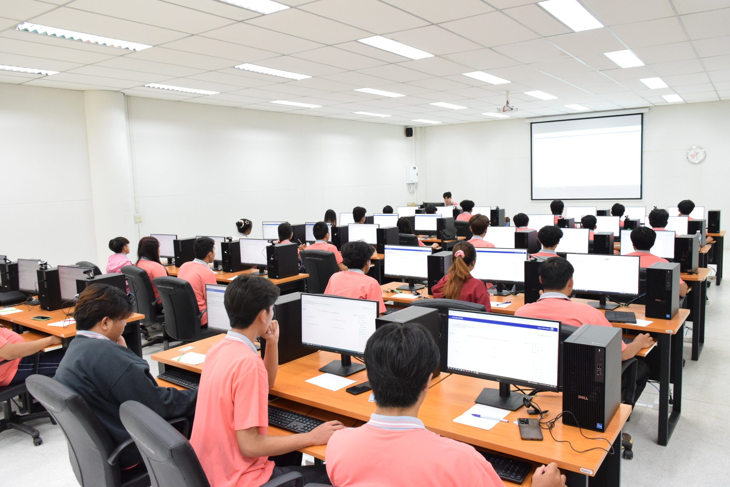 คณะอุตสาหกรรมและเทคโนโลยี จัดทดสอบภาคความรู้ สาขาช่างไฟฟ้าภายในอาคาร ระดับ 1 ยกระดับทักษะสู่มาตรฐานฝีมือแรงงาน